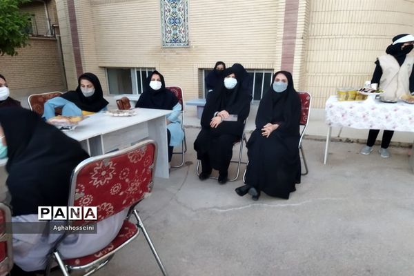 برپایی سفره افطار در موکب‌های افطاری و محفل انس با قرآن مدارس ناحیه 4 شیراز