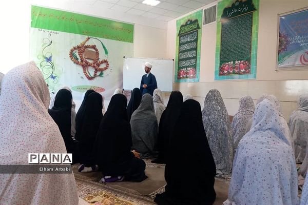 برگزاری نماز جماعت در دبیرستان دخترانه فرزانگان ۲ زاهدان