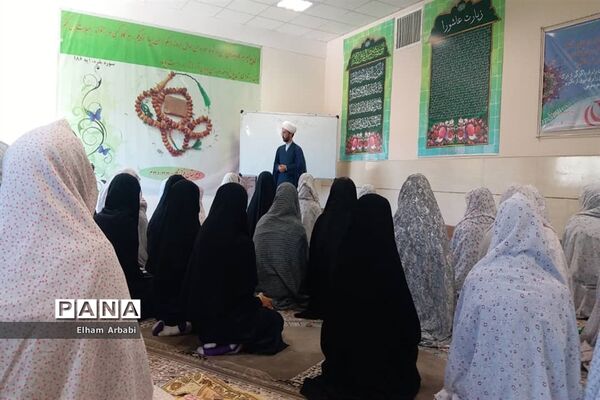برگزاری نماز جماعت در دبیرستان دخترانه فرزانگان ۲ زاهدان