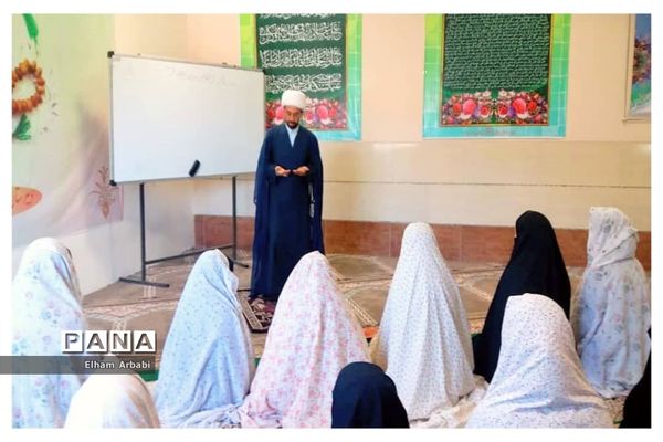 برگزاری نماز جماعت در دبیرستان دخترانه فرزانگان ۲ زاهدان