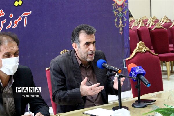 نشست مدیرکل و کارکنان حوزه ستادی آموزش و پرورش کرمانشاه