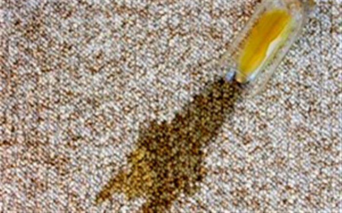 تمیز کردن لکه فرش با محلول خانگی