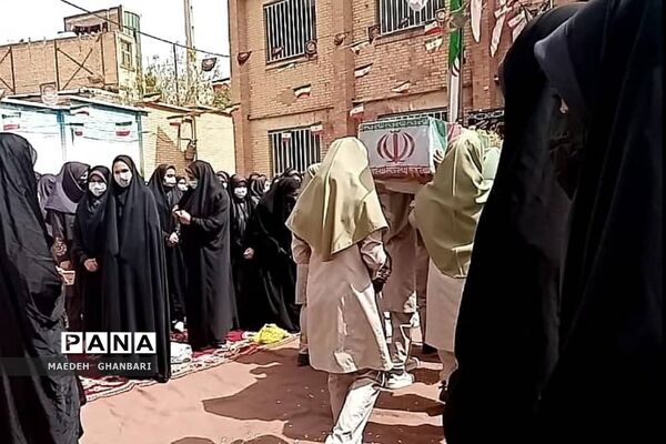 مراسم استقبال دانش‌آموزان از پیکر شهید گمنام در دبیرستان مسلم بن عوسجه  پردیس