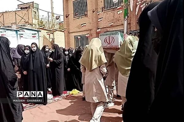 مراسم استقبال دانش‌آموزان از پیکر شهید گمنام در دبیرستان مسلم بن عوسجه  پردیس