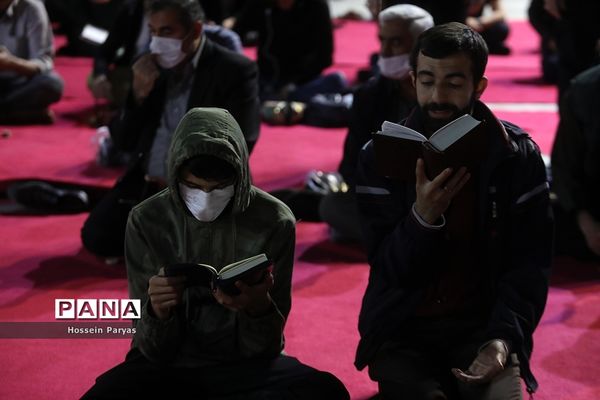 حضور جوانان و دانش‌آموزان در مراسم احیا شب نوزدهم ماه مبارک رمضان در امامزاده صالح(ع)