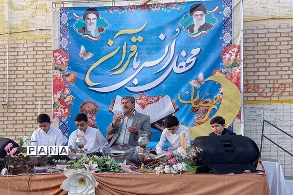 مراسم محفل انس با قرآن دانش‌‌آموزان دختر مدارس متوسطه اول اردستان