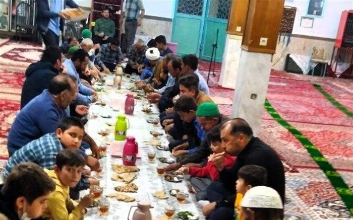 برپایی سفره افطار در مساجد روستای باقرآباد قم