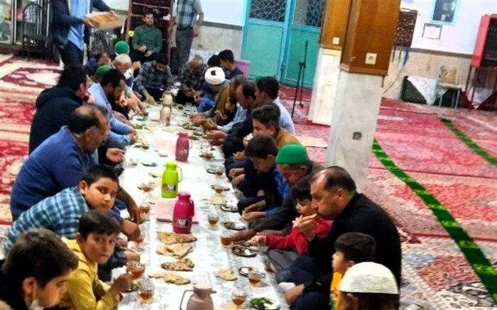 برپایی سفره افطار در مساجد روستای باقرآباد قم
