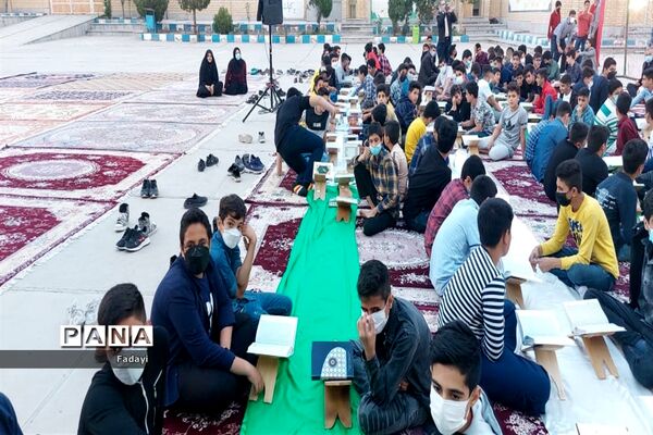 مراسم محفل انس با قرآن دانش‌‌آموزان پسر مدارس متوسطه اول اردستان