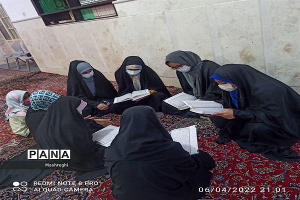 جزء خوانی قرآن کریم  در مراسم  افطاری دانش‌آموزان کاشانی