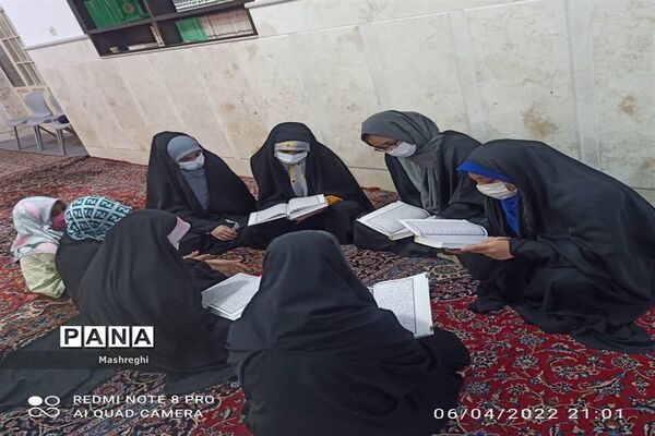 جزء خوانی قرآن کریم  در مراسم  افطاری دانش‌آموزان کاشانی