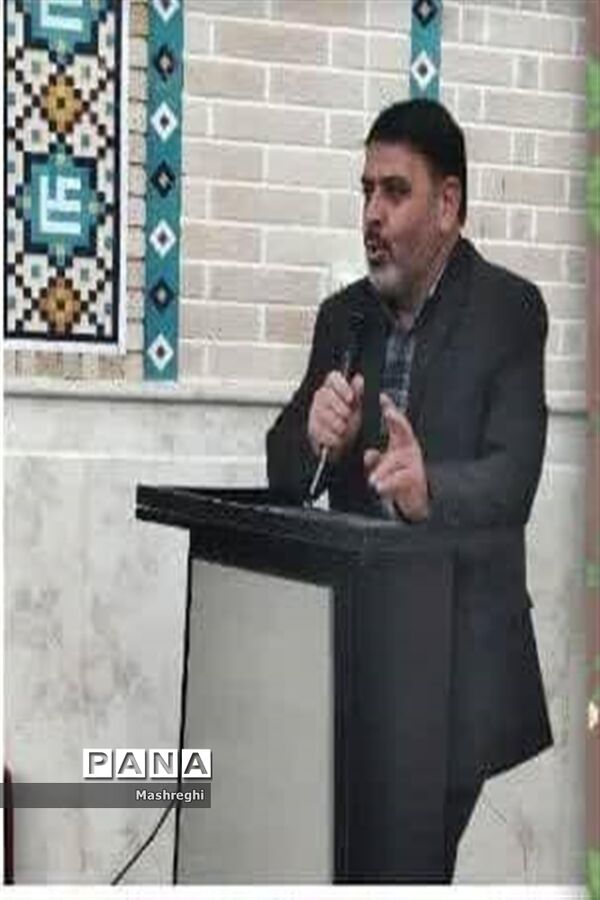 جزء خوانی قرآن کریم  در مراسم  افطاری دانش‌آموزان کاشانی