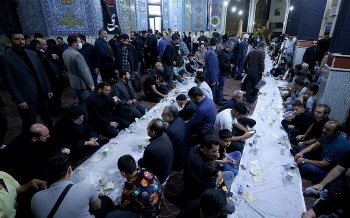 افطار رئیس‌جمهوری همراه با زائران امام‌زاده اسماعیل شهریار