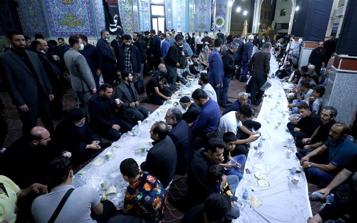 افطار رئیس‌جمهوری همراه با زائران امام‌زاده اسماعیل شهریار