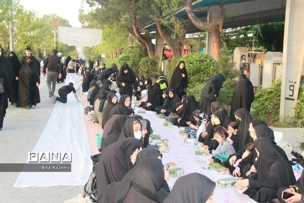 مراسم افطاری دانش‌آموزان آموزش و پرورش شهرری در گلزار شهدای تهران