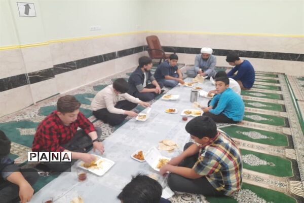 محفل انس با قرآن و افطاری در دبیرستان صدرای ولایت اندیمشک