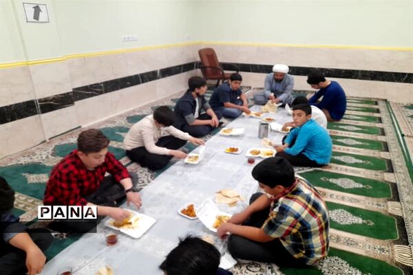 محفل انس با قرآن و افطاری در دبیرستان صدرای ولایت اندیمشک