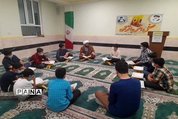 محفل انس با قرآن و افطاری در دبیرستان صدرای ولایت اندیمشک