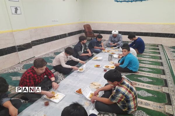 محفل انس با قرآن و افطاری در دبیرستان صدرای ولایت اندیمشک