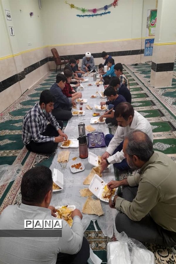 محفل انس با قرآن و افطاری در دبیرستان صدرای ولایت اندیمشک