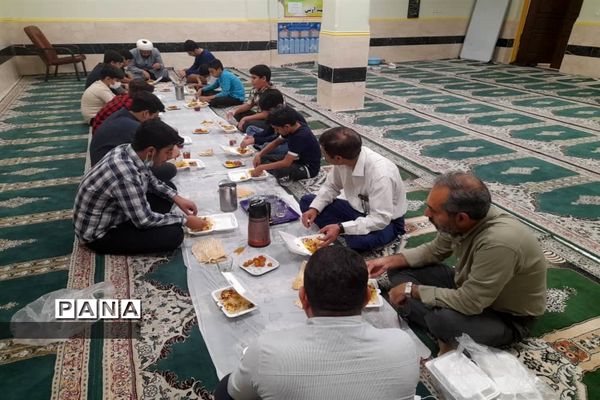 محفل انس با قرآن و افطاری در دبیرستان صدرای ولایت اندیمشک