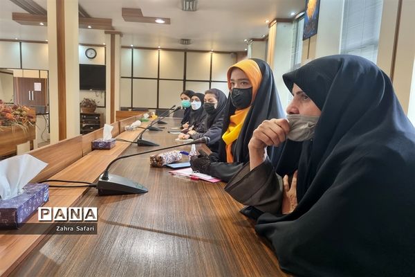 دیدار اعضای هیات رئیسه مجلس دانش‌آموزی منطقه 3 با میرزاده مدیریت منطقه