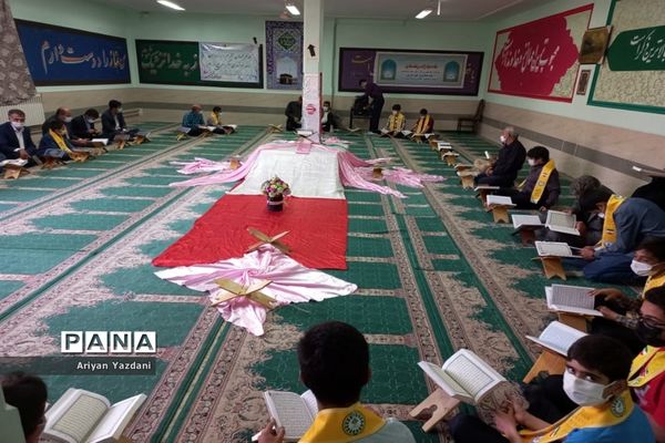 محفل انس با قرآن در دبیرستان شاهد ۴ خوانساری شیراز
