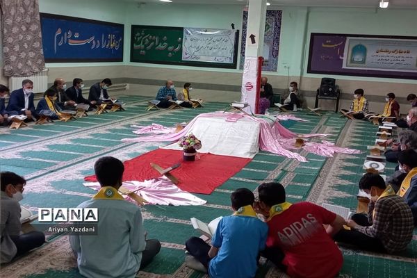 محفل انس با قرآن در دبیرستان شاهد ۴ خوانساری شیراز
