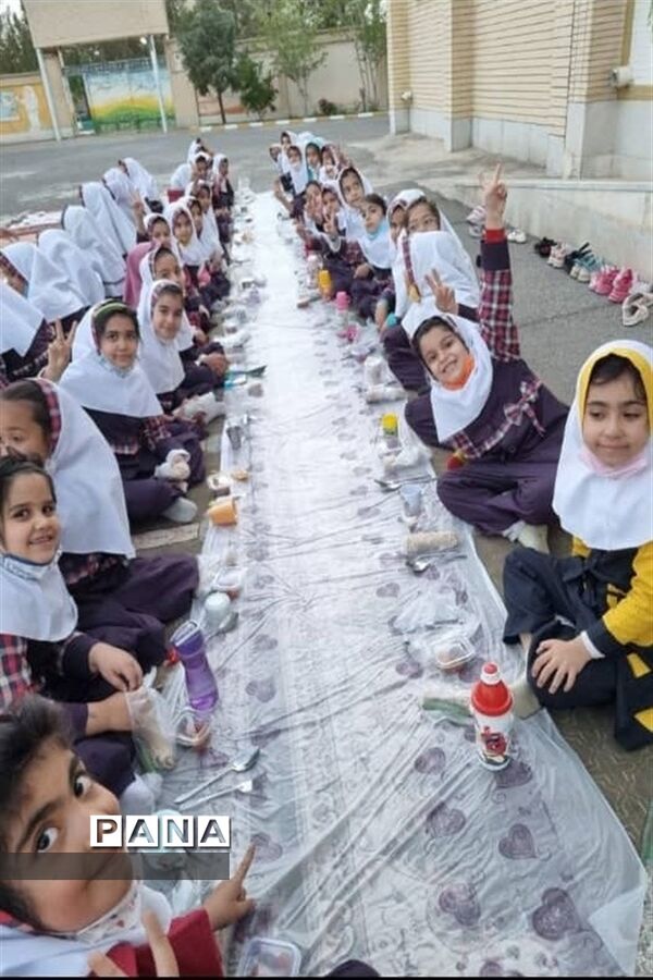 افطاری ویژه دانش‌آموزان در دبستان شهید‌محمد عبایی شهرستان کوهپایه