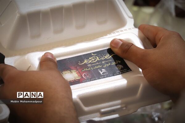 طبخ ٢ هزار پرس غذای گرم با نام و یاد شهدای معلم در تبریز