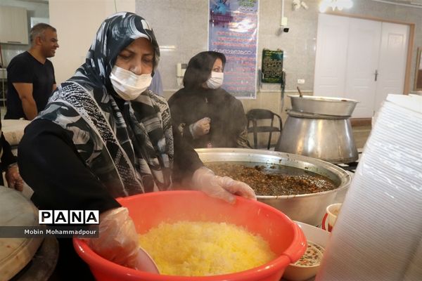 طبخ ٢ هزار پرس غذای گرم با نام و یاد شهدای معلم در تبریز