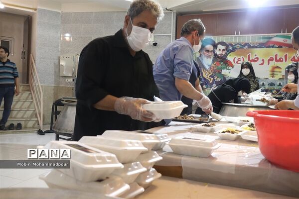 طبخ ٢ هزار پرس غذای گرم با نام و یاد شهدای معلم در تبریز