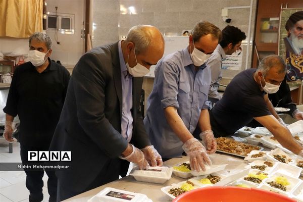 طبخ ٢ هزار پرس غذای گرم با نام و یاد شهدای معلم در تبریز