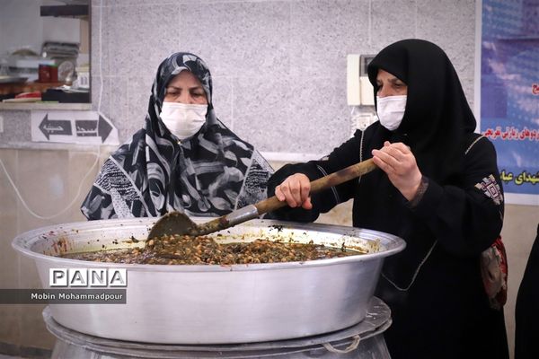 طبخ ٢ هزار پرس غذای گرم با نام و یاد شهدای معلم در تبریز