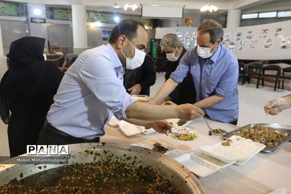 طبخ ٢ هزار پرس غذای گرم با نام و یاد شهدای معلم در تبریز