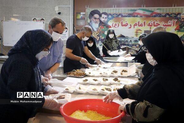 طبخ ٢ هزار پرس غذای گرم با نام و یاد شهدای معلم در تبریز
