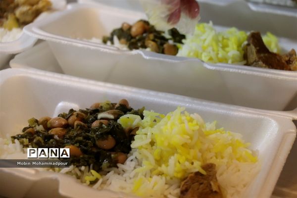 طبخ ٢ هزار پرس غذای گرم با نام و یاد شهدای معلم در تبریز