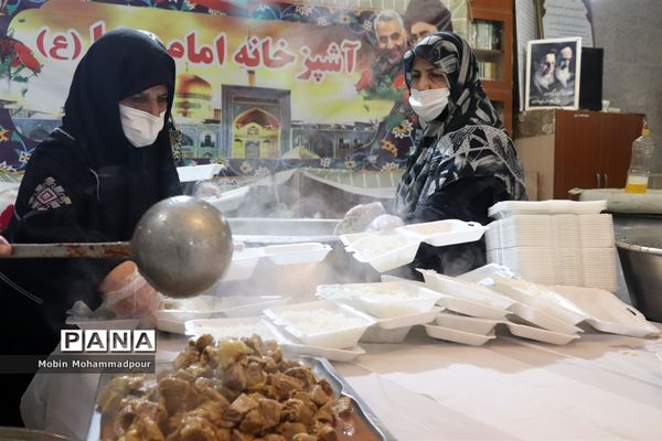 طبخ ٢ هزار پرس غذای گرم با نام و یاد شهدای معلم در تبریز