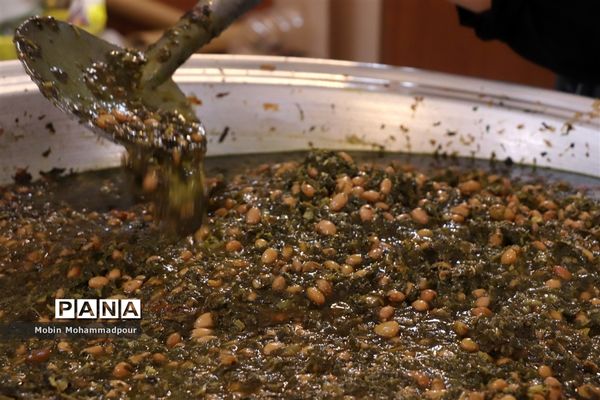 طبخ ٢ هزار پرس غذای گرم با نام و یاد شهدای معلم در تبریز