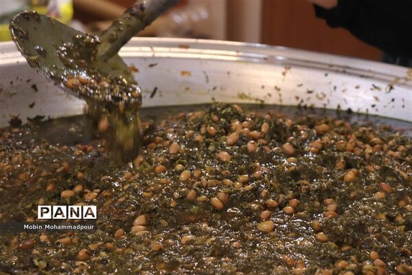 طبخ ٢ هزار پرس غذای گرم با نام و یاد شهدای معلم در تبریز