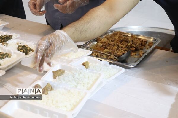 طبخ ٢ هزار پرس غذای گرم با نام و یاد شهدای معلم در تبریز