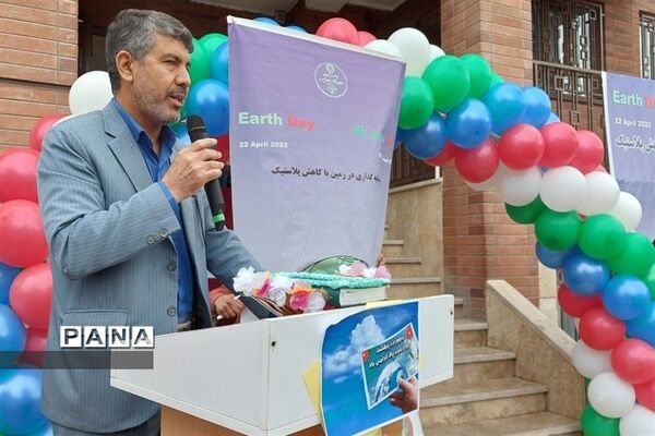 برگزاری مراسم سرمایه‌گذاری در زمین با کاهش پلاستیک در شهرستان بهارستان‌‌