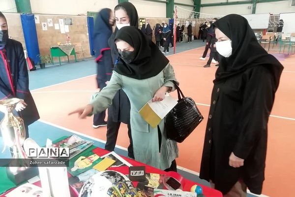 نمایشگاه هفته مشاغل در مدرسه استعدادهای درخشان فرزانگان رودهن