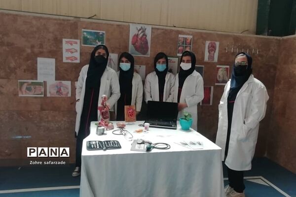 نمایشگاه هفته مشاغل در مدرسه استعدادهای درخشان فرزانگان رودهن