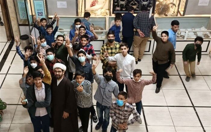 بازدید دانش آموزان دبیرستان آیت الله ظاهری قم از موزه حرم حضرت معصومه (س)