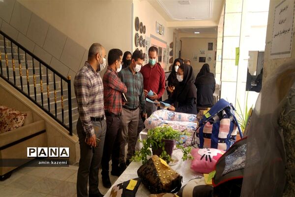 نمایشگاه دست‌آوردهای دانش‌آموزان هنرستان شهید کاویان داراب در هفته مشاغل