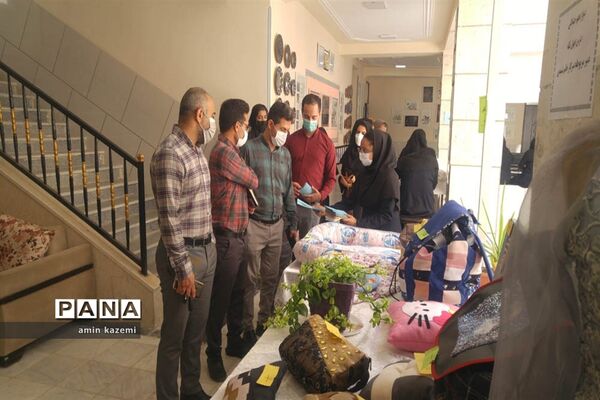 نمایشگاه دست‌آوردهای دانش‌آموزان هنرستان شهید کاویان داراب در هفته مشاغل