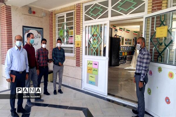 نمایشگاه دست‌آوردهای دانش‌آموزان هنرستان شهید کاویان داراب در هفته مشاغل