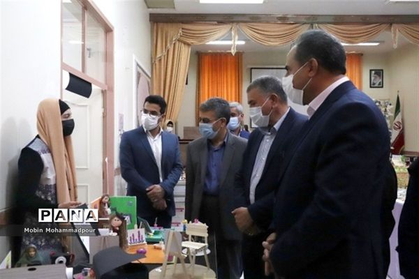 افتتاح نمایشگاه معرفی مشاغل در دبیرستان الزهرا تبریز