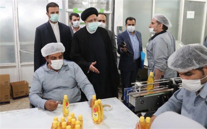 بازدید آیت‌الله رئیسی از کارخانه تولید محصولات بهداشتی فیروز